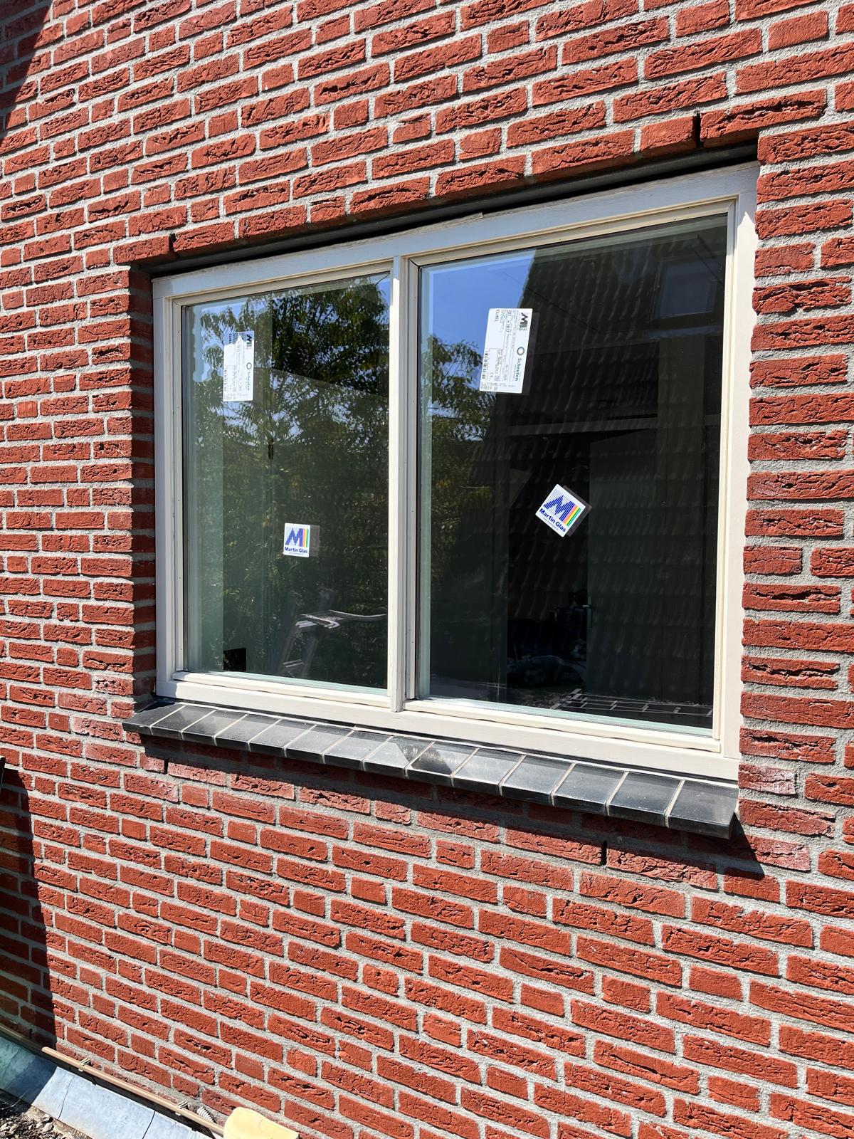 Nieuw glas in een houten kozijn